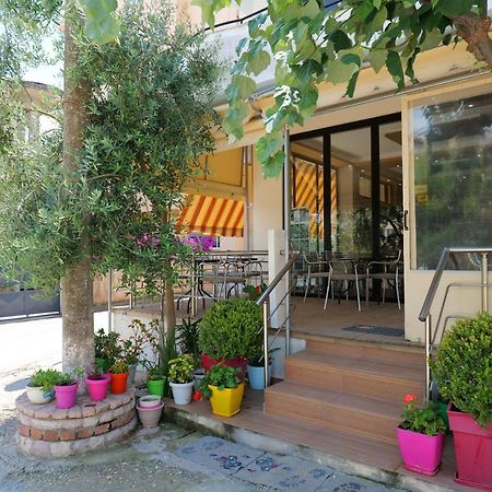 Hotel Adi-Vera Sarande Ngoại thất bức ảnh
